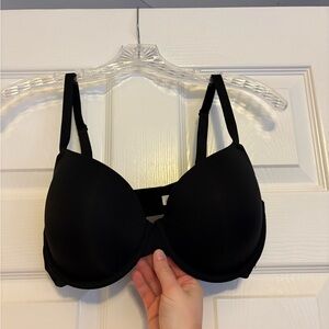 Classic t-shirt bra
Thin padding
Adjustable straps 
Like new condition